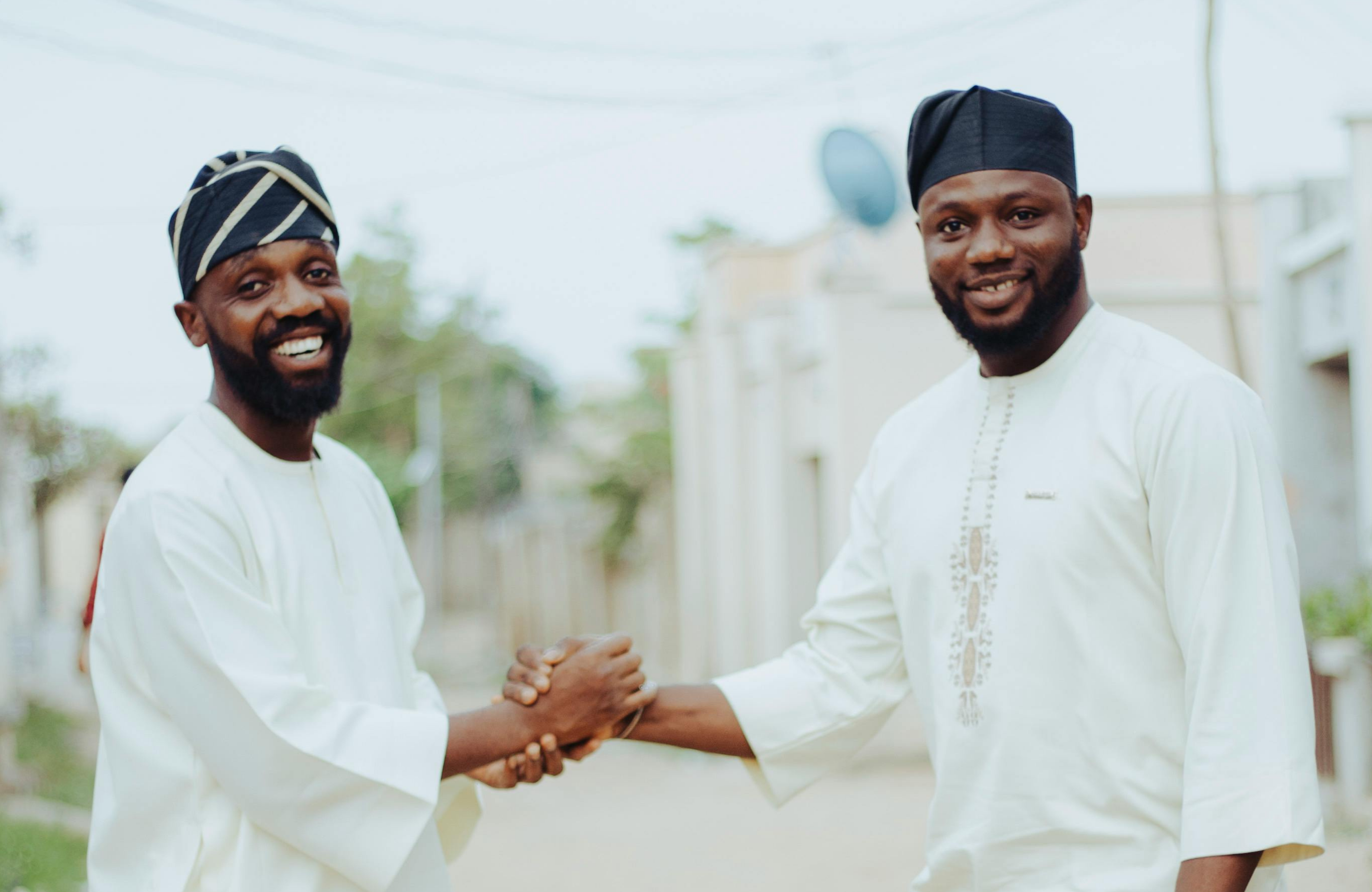 How to say good morning in Yoruba. Ẹ kú àárọ̀? Ẹ káàárọ̀? Ẹ káàrọ̀?